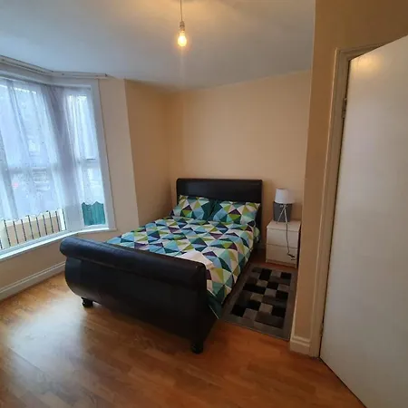 London Zone 2 Three Bedroom Apartment